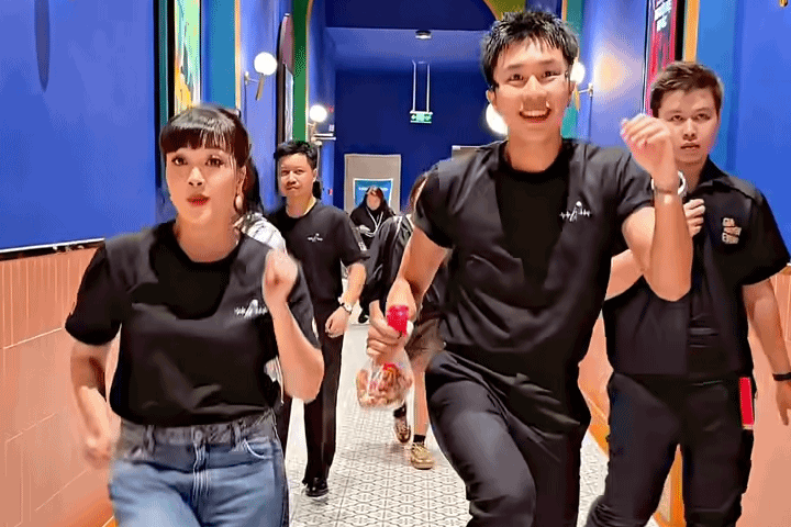 Vân Dung và con trai nhảy gây sốt, ca sĩ Anh Thơ làm duyên bên tượng gỗ đắt đỏ