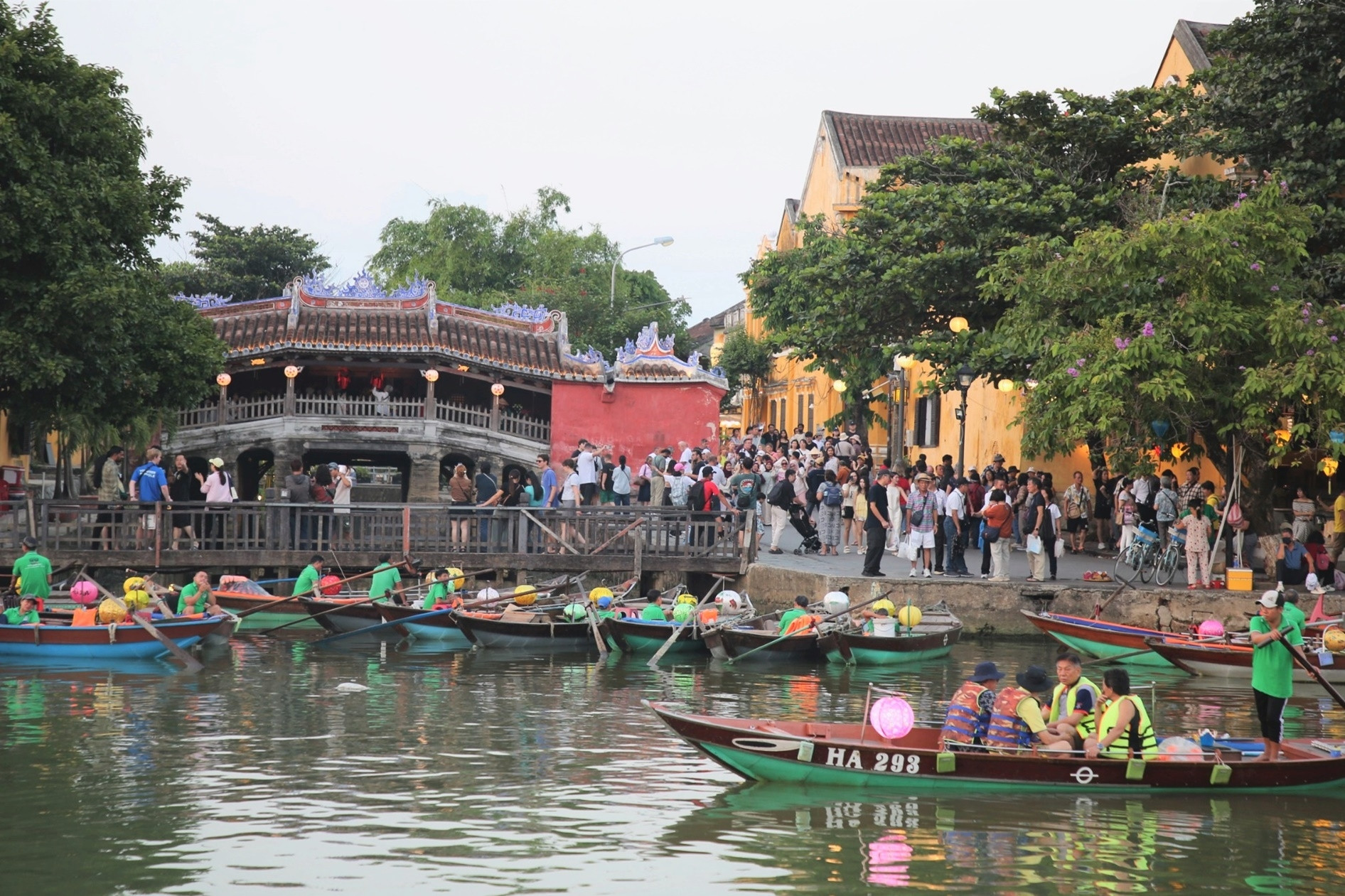 Phố cổ Hội An nhộn nhịp du khách giữa mùa thấp điểm