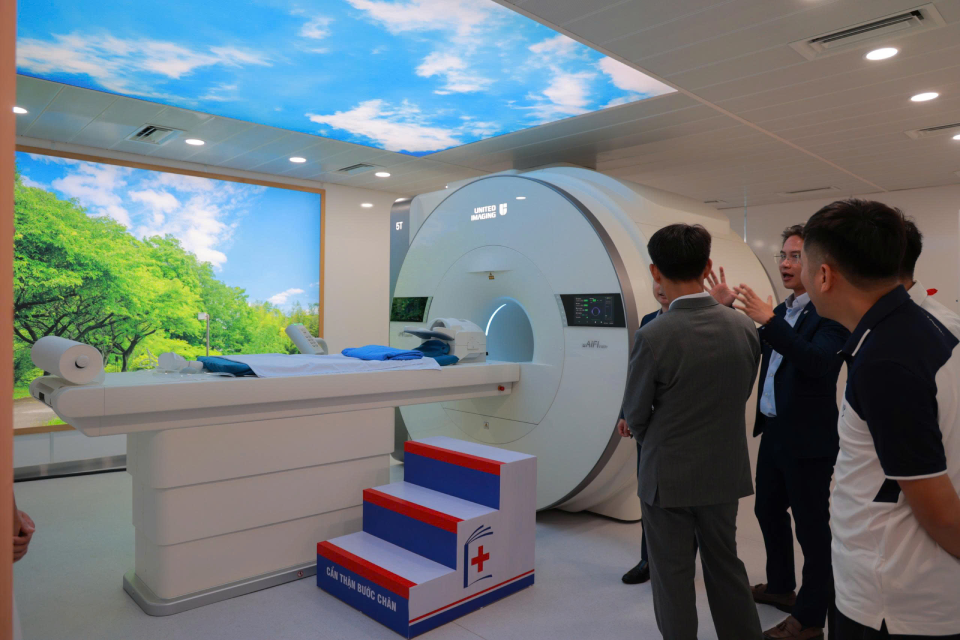 Phó giám đốc BV Đại học Y Hà Nội lý giải việc đầu tư máy cộng hưởng từ MRI 5T