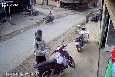 Thót tim cảnh xe tải bất ngờ lật cabin khi phanh gấp, tiếp tục lao xuống dốc