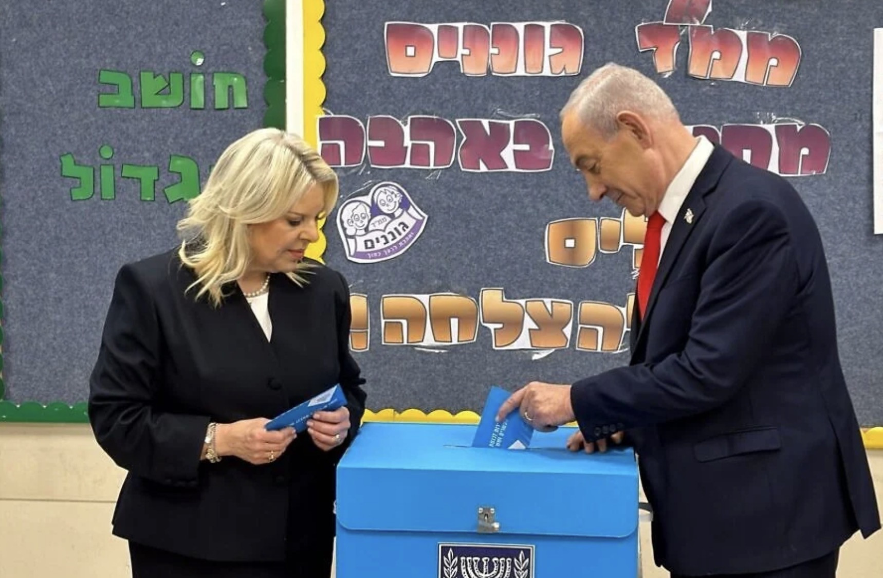 Thủ tướng Israel Netanyahu và vợ đi bỏ phiếu. Ảnh: GPO/Times of Israel