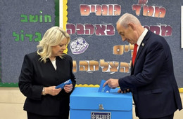 Thủ tướng Israel Netanyahu và vợ đi bỏ phiếu. Ảnh: GPO/Times of Israel