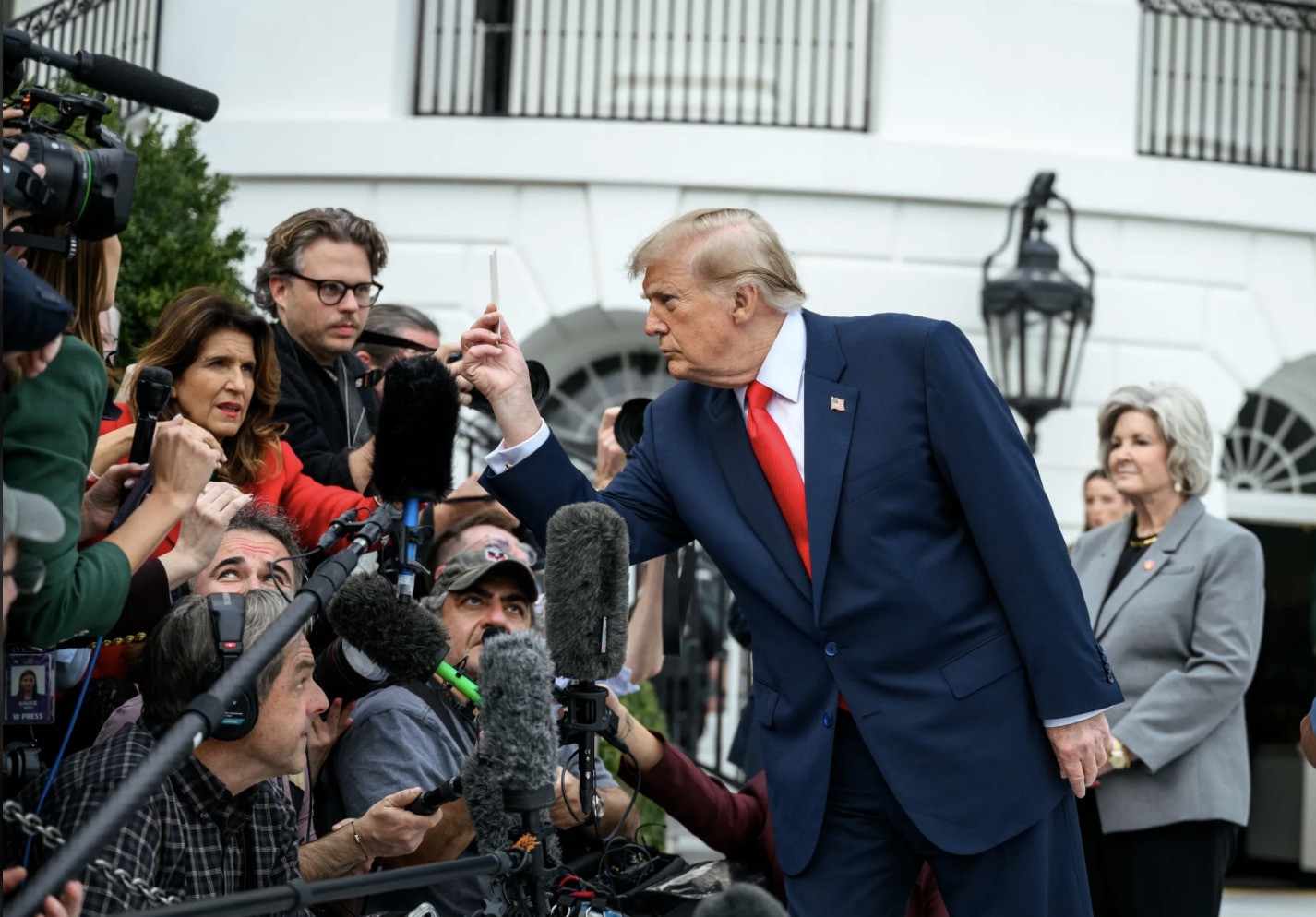Trump và các nhà báo. Ảnh: White House