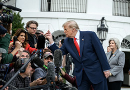 Trump và các nhà báo. Ảnh: White House