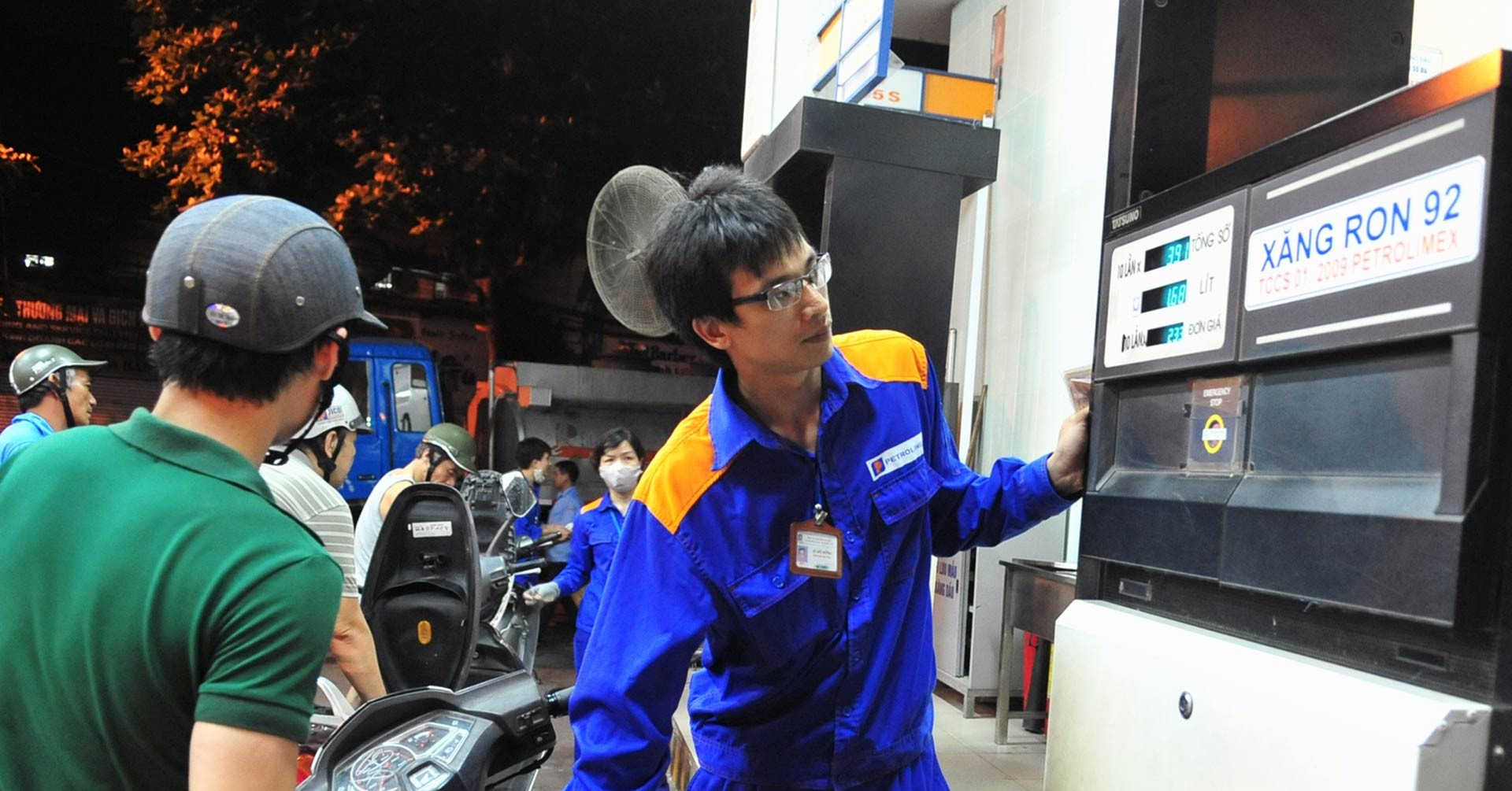 Giá xăng dầu hôm nay 28/10: Thế giới giảm, trong nước chiều mai điều chỉnh