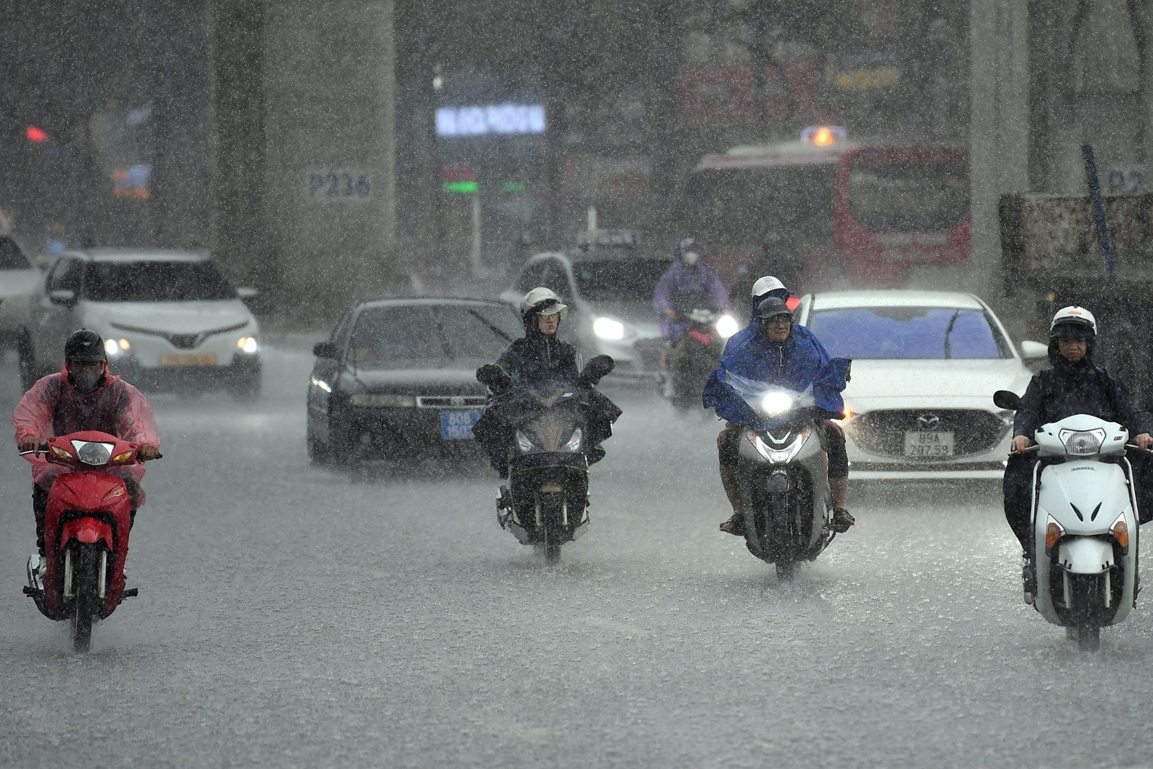 Dự báo thời tiết 29/10/2026: Hà Nội mưa rải rác, Nam Bộ tăng mưa trở lại