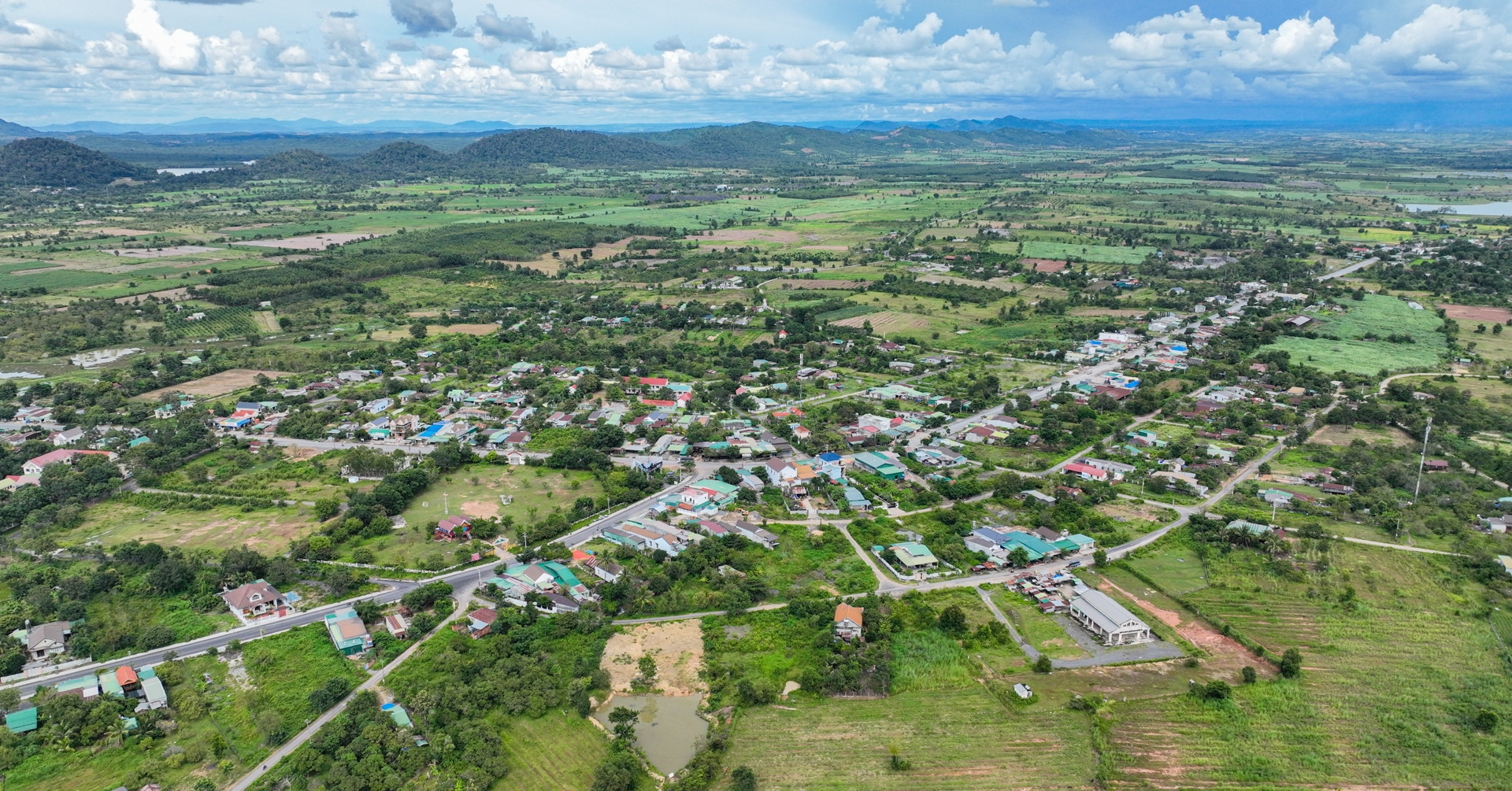 Mua gần 13.000m2 đất giá 1,66 tỷ đồng, hợp đồng công chứng chỉ ghi 600 triệu