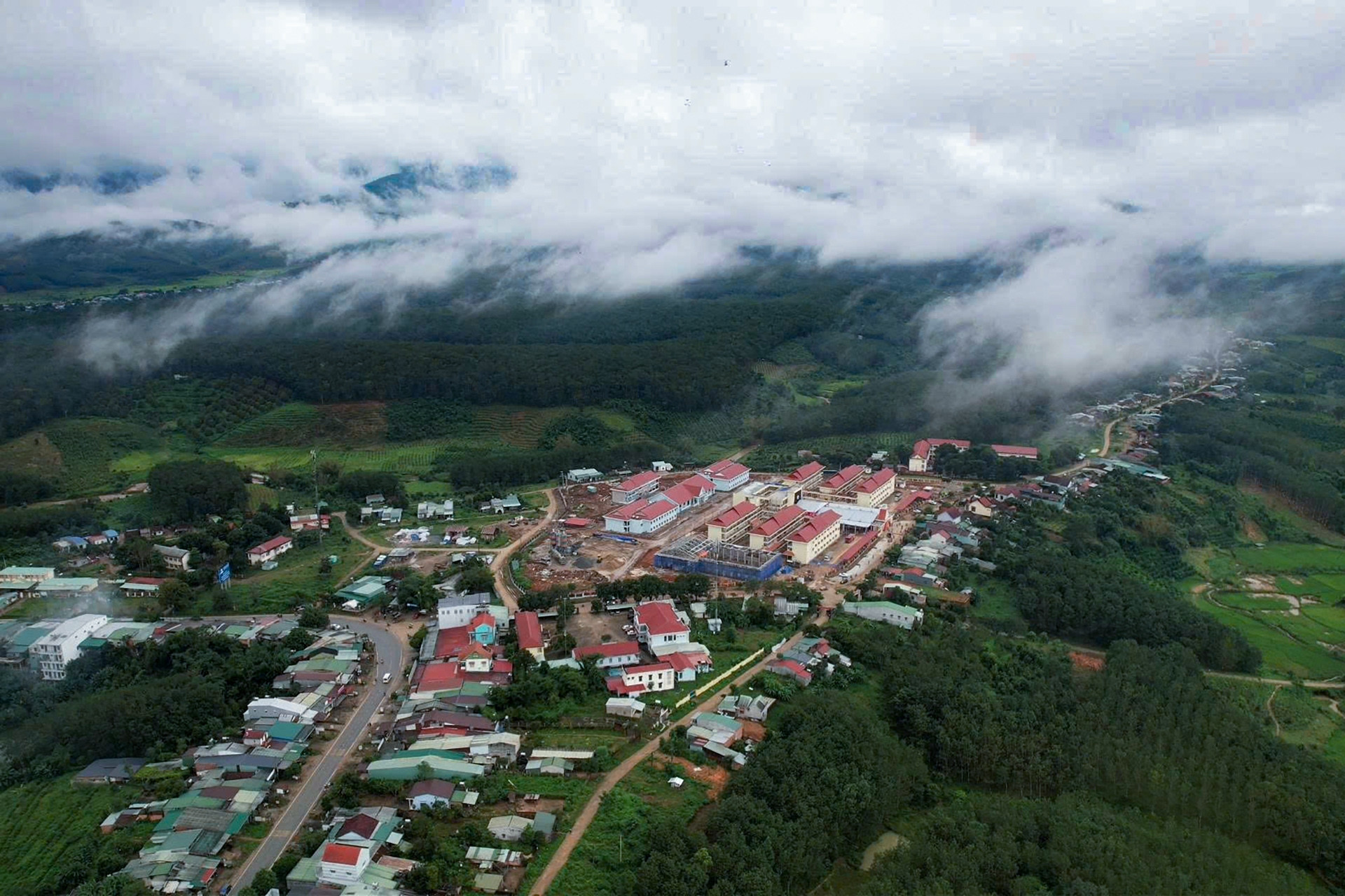 Những ngôi trường nghìn tỷ ở vùng biên 'chạy đua' về đích