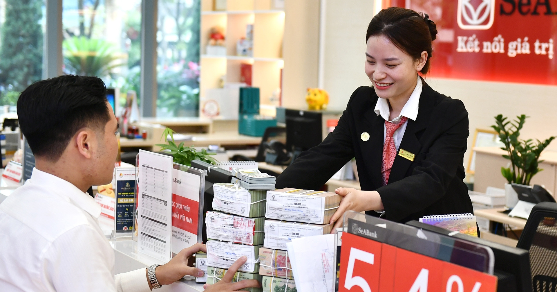 Tài khoản thanh toán của doanh nghiệp đang phải "cõng" những loại phí nào?