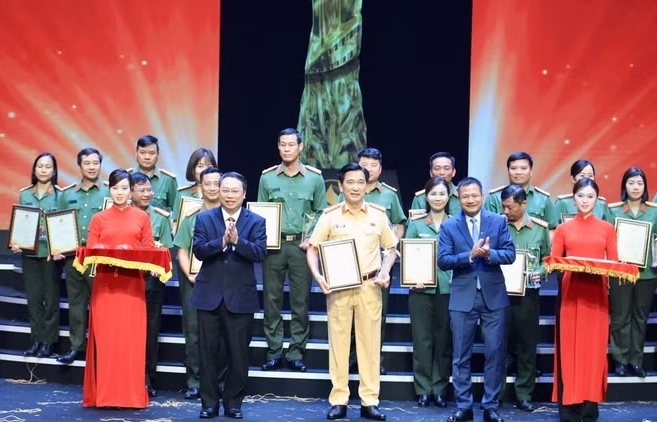Trao 35 giải Vàng và tôn vinh lực lượng truyền thông Công an Nhân dân
