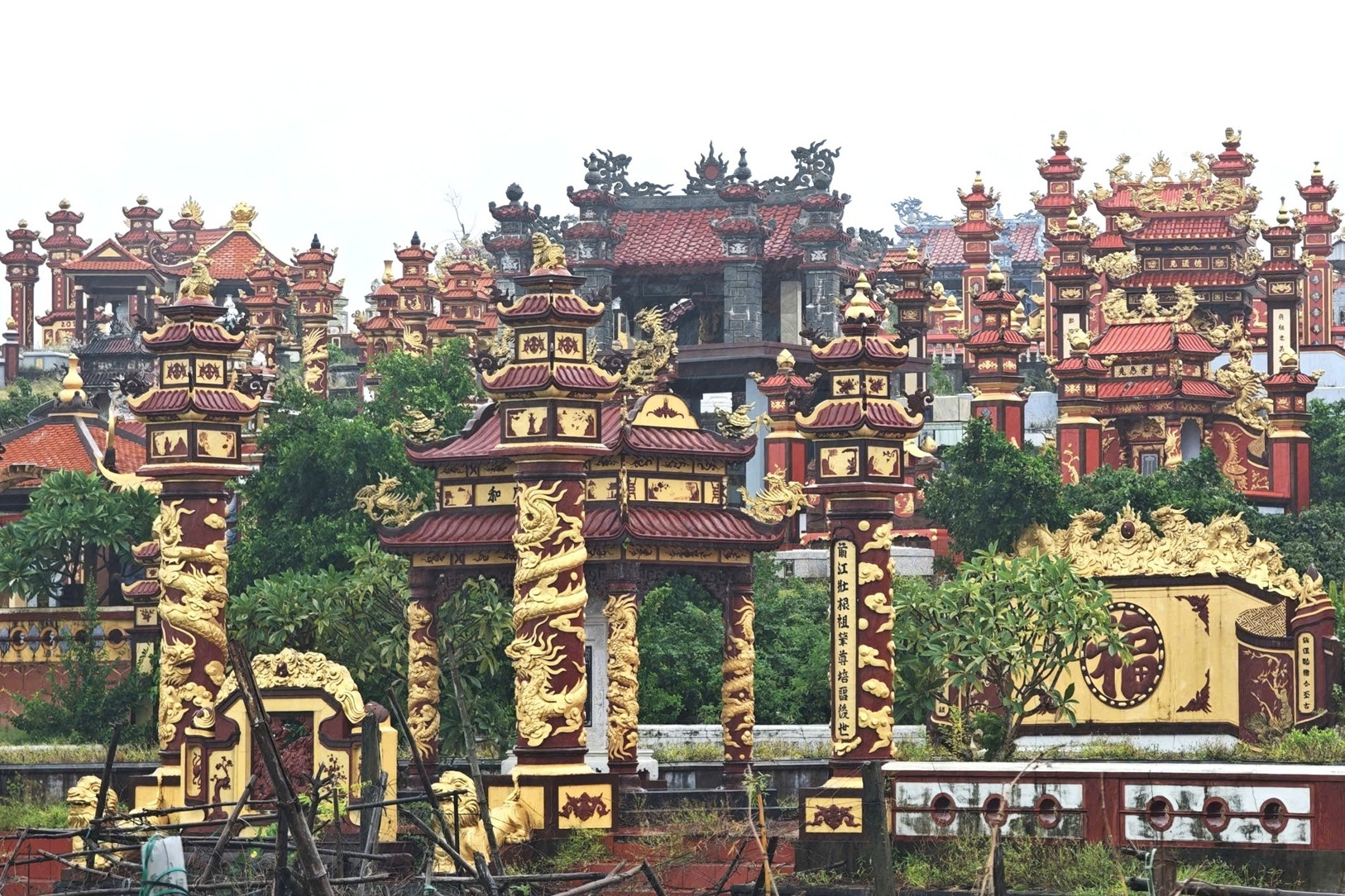Vì sao phường có nhiều lăng mộ bề thế ở Huế phải đóng cửa các nghĩa trang?