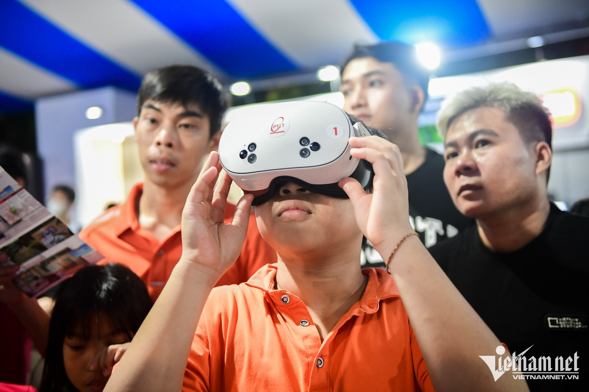 W-công nghệ, TPHCM Nguyễn Huế 14.jpg