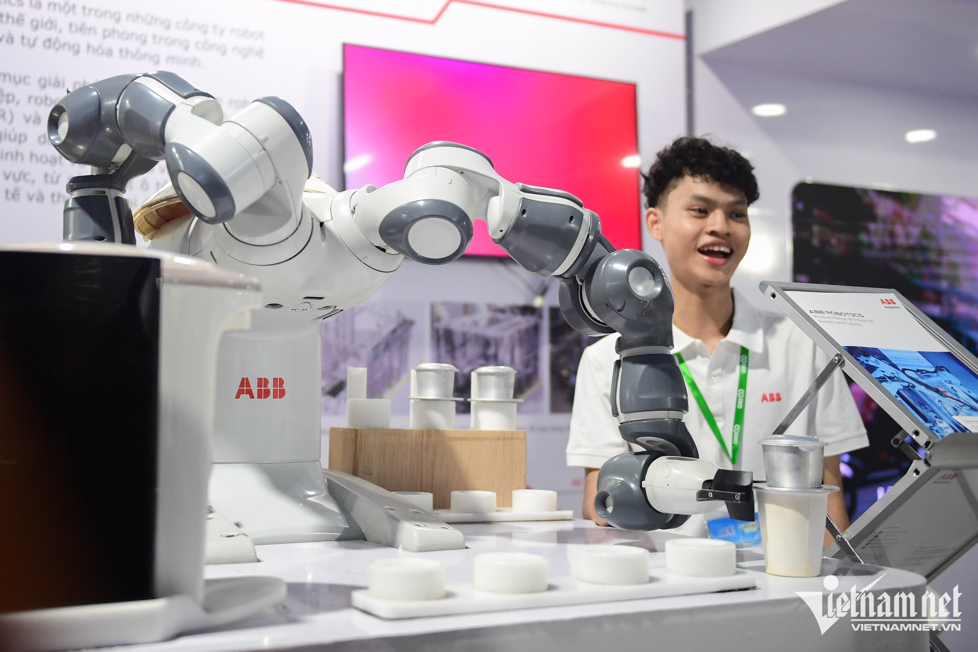 https://static-images.vnncdn.net/vps_images_publish/000001/000003/2026/10/28/w-cong-nghe-tphcm-nguyen-hue-18-636.jpg
