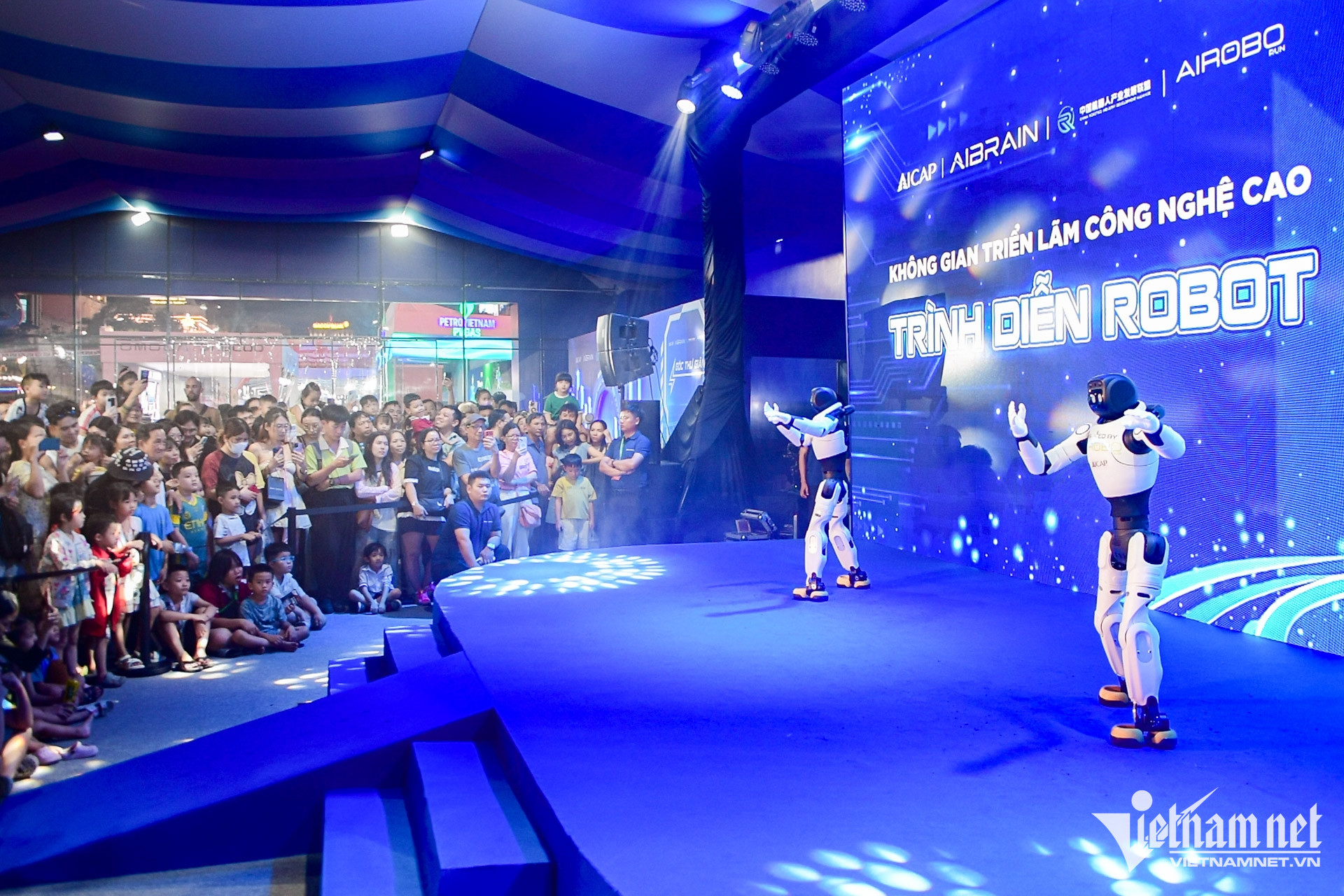 W-công nghệ, TPHCM Nguyễn Huế 7.jpg