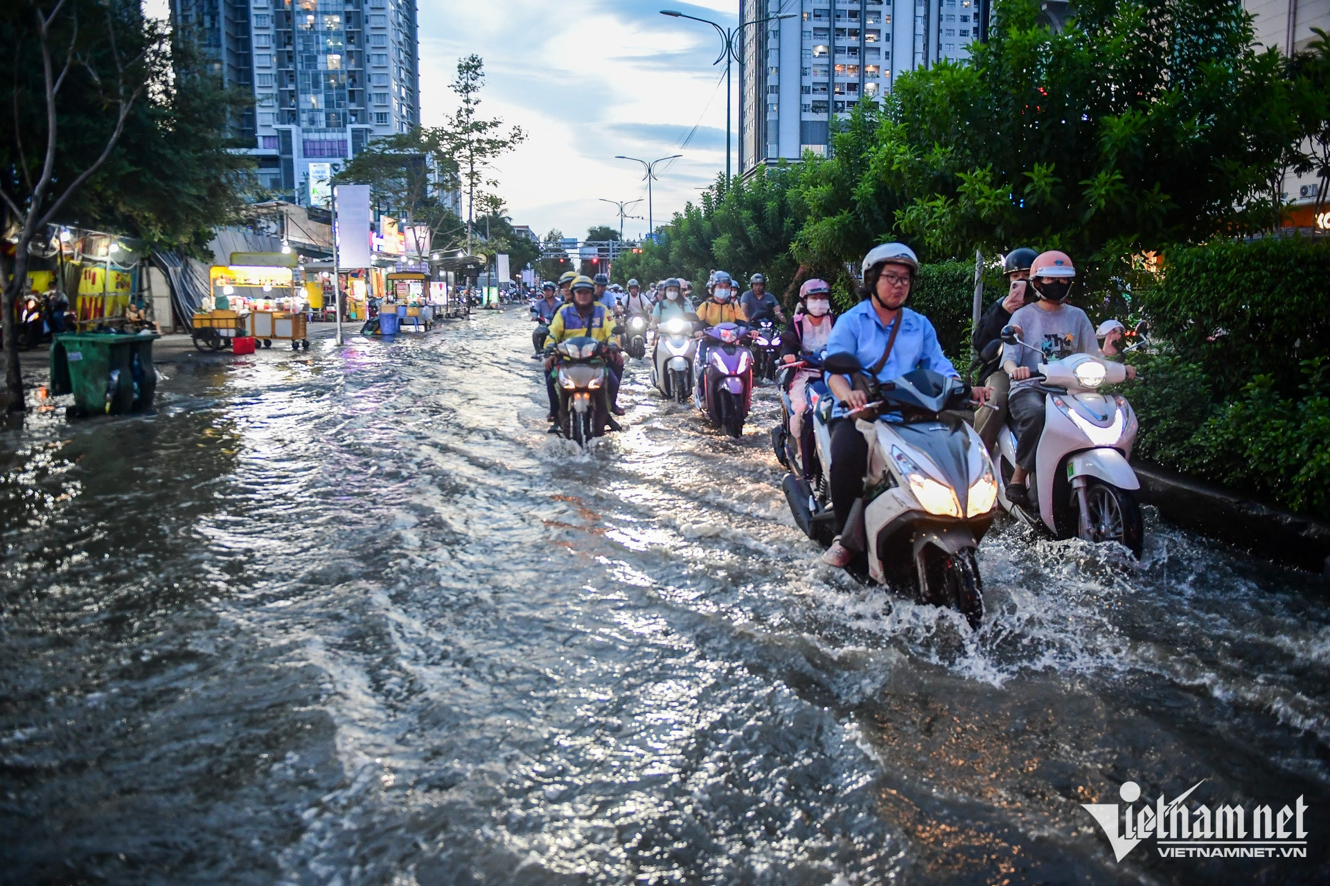 W-triều cường TPHCM Nguyễn Huế 4.jpg