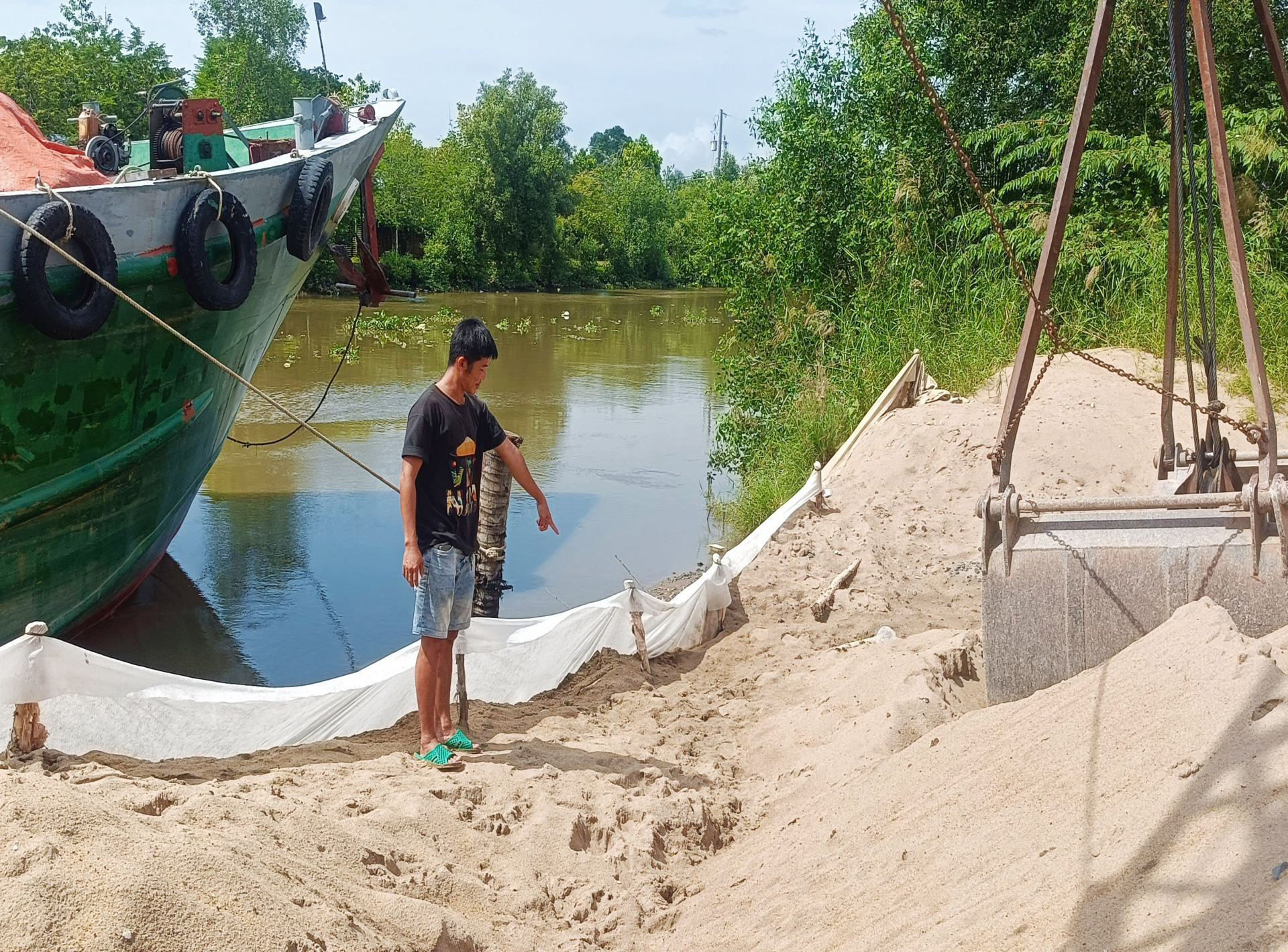 Ảnh 1 Anh Vẹn Vẹn, người quản lý kho chỉ nơi 3 đối tượng đi xuồng máy từ sông Bạc Liêu Cà Mau vào kho vật liệu xây dựng_jpg.jpg