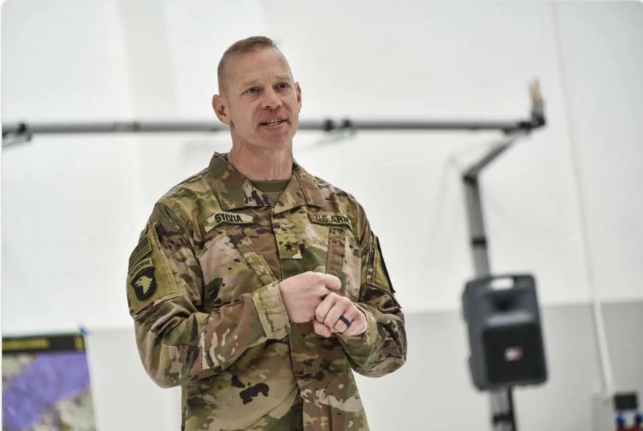 Army Lt. Gen. Brett Sylvia. Ảnh: Getarchiver.net