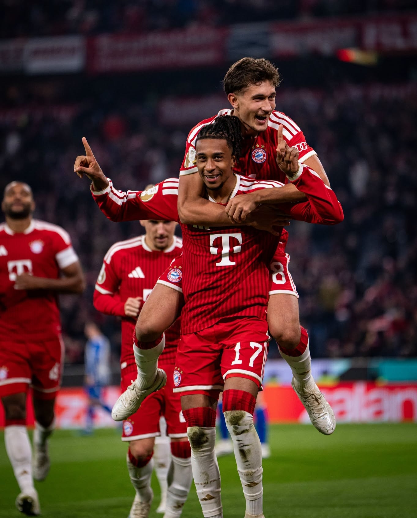 https://static-images.vnncdn.net/vps_images_publish/000001/000003/2026/10/29/bayern-munich-mo-tiec-ban-thang-mung-harry-kane-doat-qua-bong-vang-402.jpeg