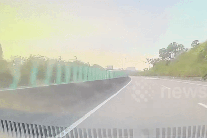 Hãi hùng cảnh 3 tảng đá lớn lăn từ trên núi xuống cao tốc, suýt đè trúng ô tô