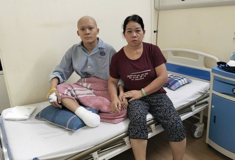 'Hai mẹ con mình đều mắc bệnh, liệu có phải bán nhà không mẹ?'