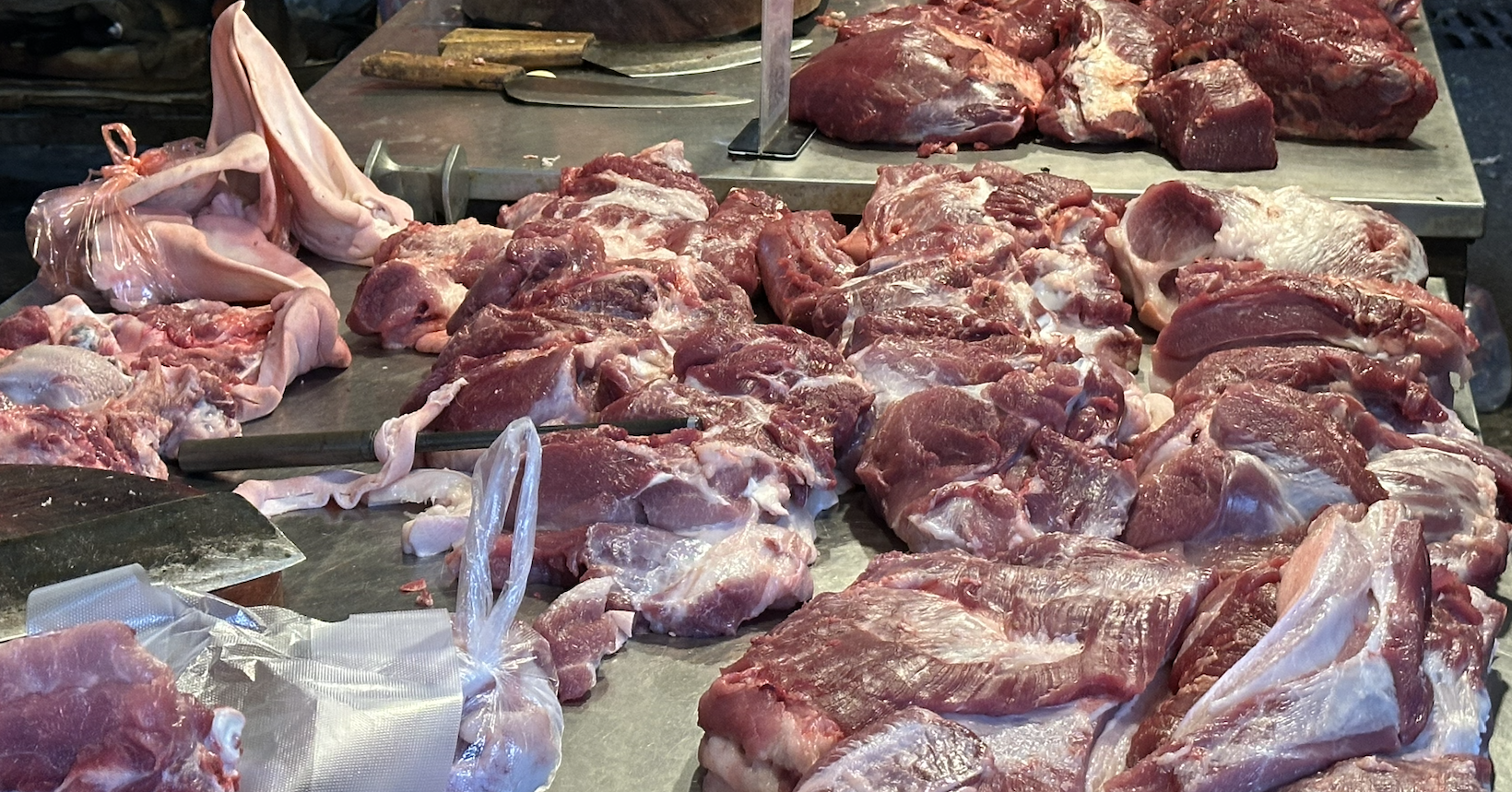 Giá lợn hơi giảm xuống đáy, siêu thị có loại vẫn bán 280.000 đồng/kg