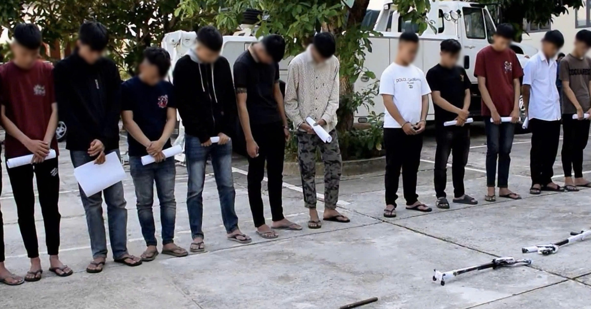 Mang hung khí đi đánh nhau để nổi tiếng trên TikTok, 17 người bị khởi tố