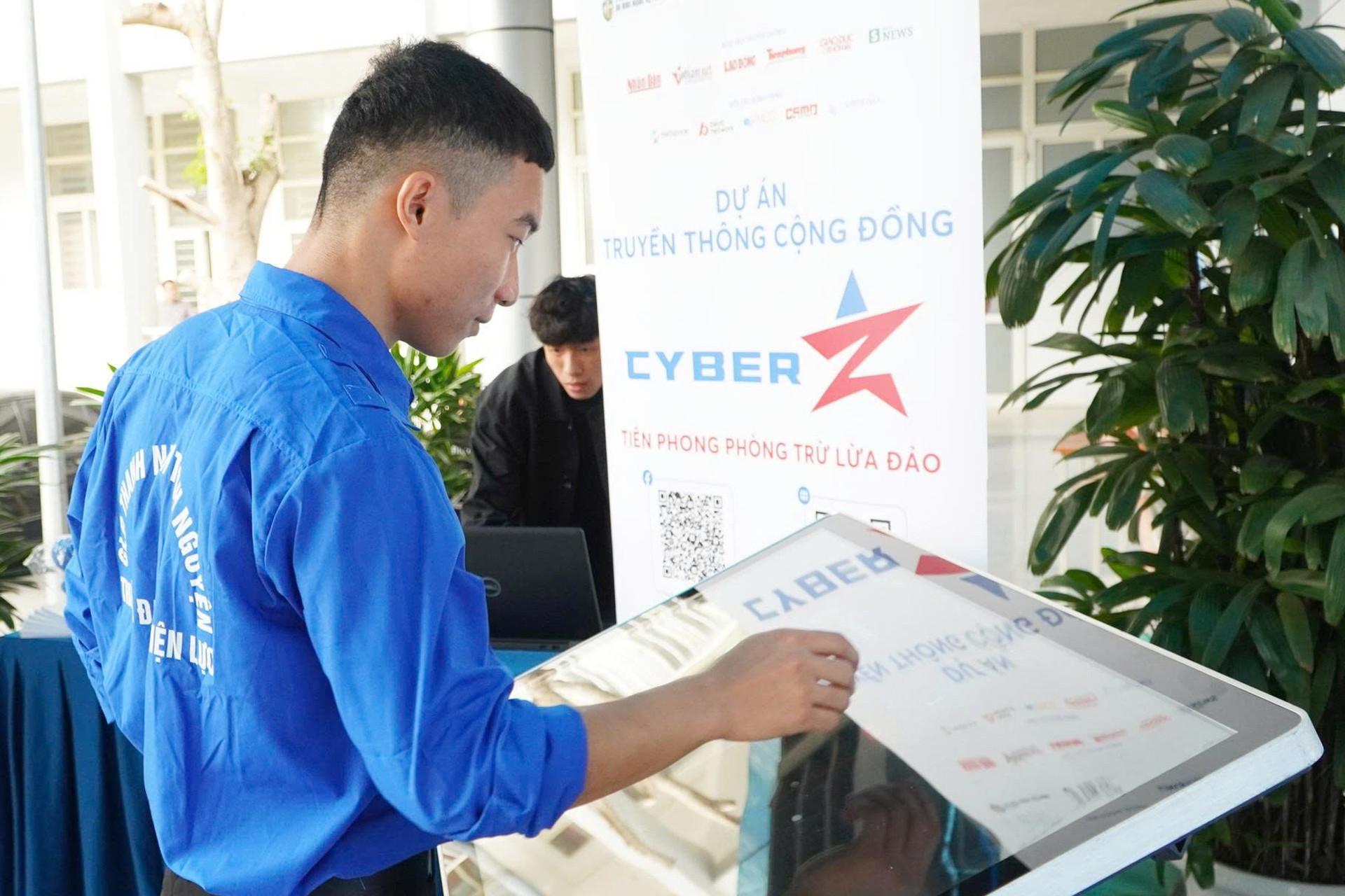 Người trẻ được tiếp cận công nghệ cũng trở thành nạn nhân của tội phạm mạng