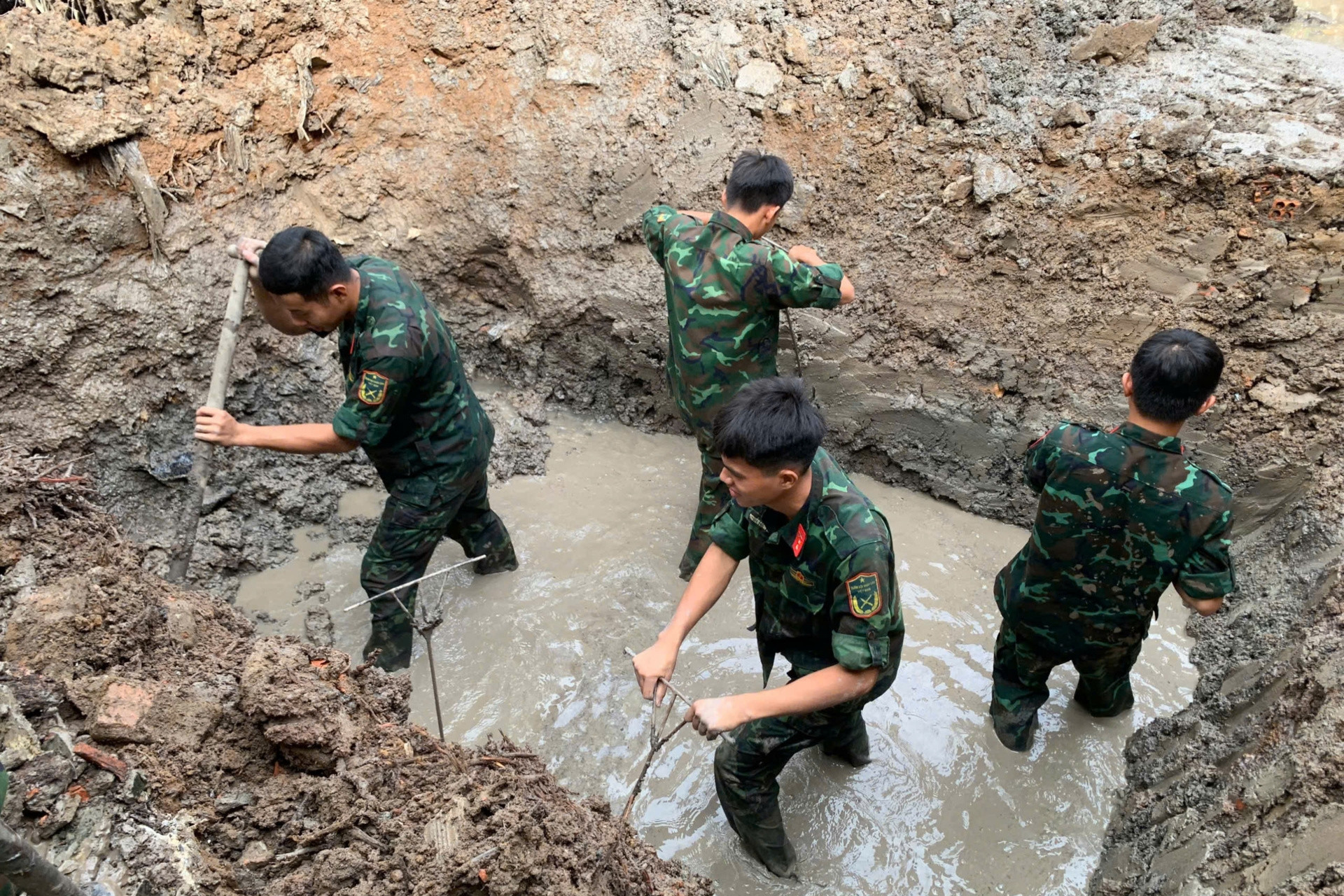 Thêm ba bộ hài cốt liệt sĩ được tìm thấy dưới nền trụ sở xã cũ