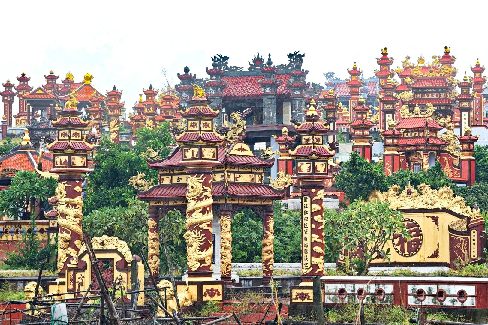 Vì sao phường có nhiều lăng mộ bề thế ở Huế phải đóng cửa các nghĩa trang?