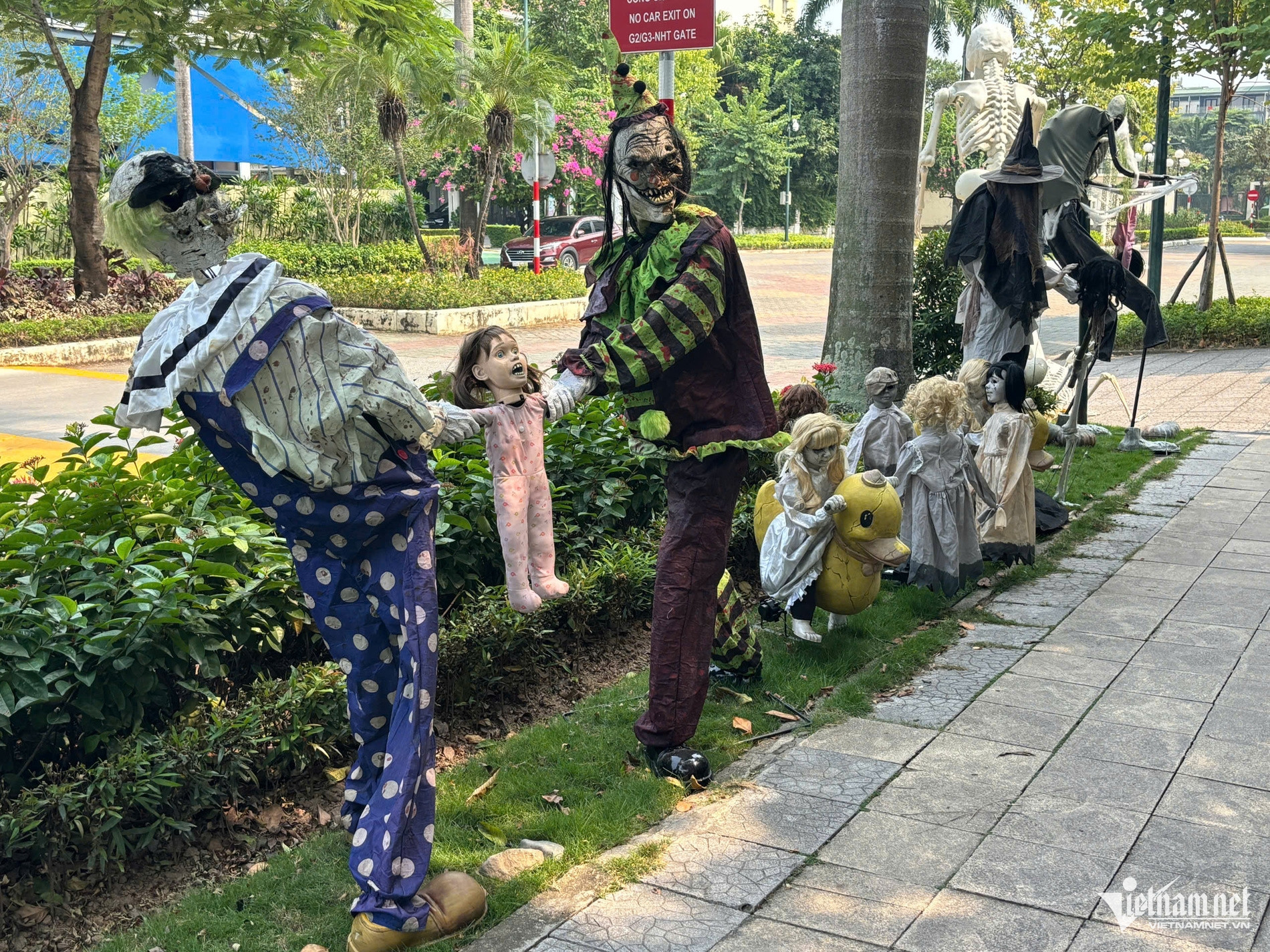 Rùng mình trang trí Halloween ở Hà Nội, tiểu thương Hàng Mã lý giải bất thường — ảnh 2