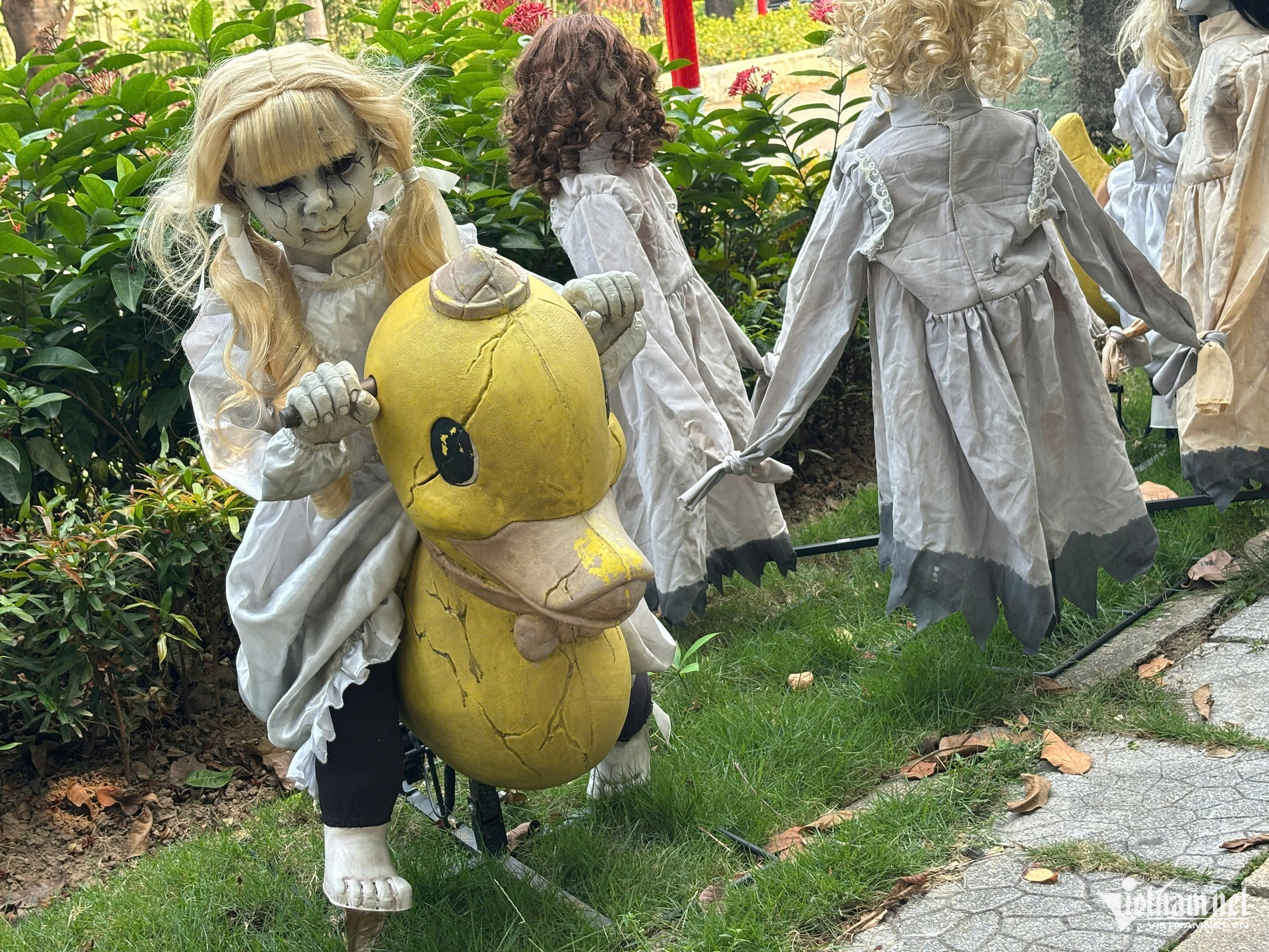 Rùng mình trang trí Halloween ở Hà Nội, tiểu thương Hàng Mã lý giải bất thường — ảnh 3