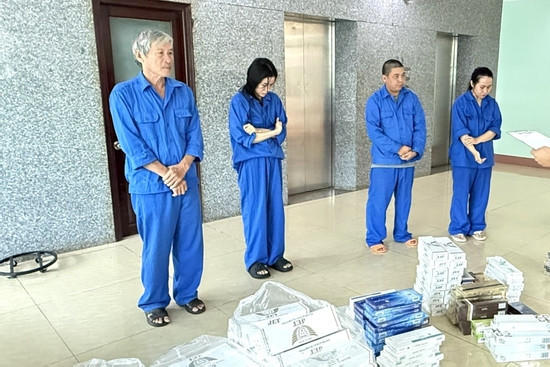  Bản tin trưa 3/10:Bố mẹ, con gái và con dâu cùng vận hành đường dây thuốc lá lậu  episode artwork