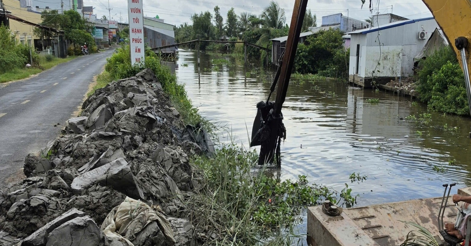 Chuyển Bộ Công an vụ khai thác trái phép hơn 2,3 triệu m3 đất tại An Giang