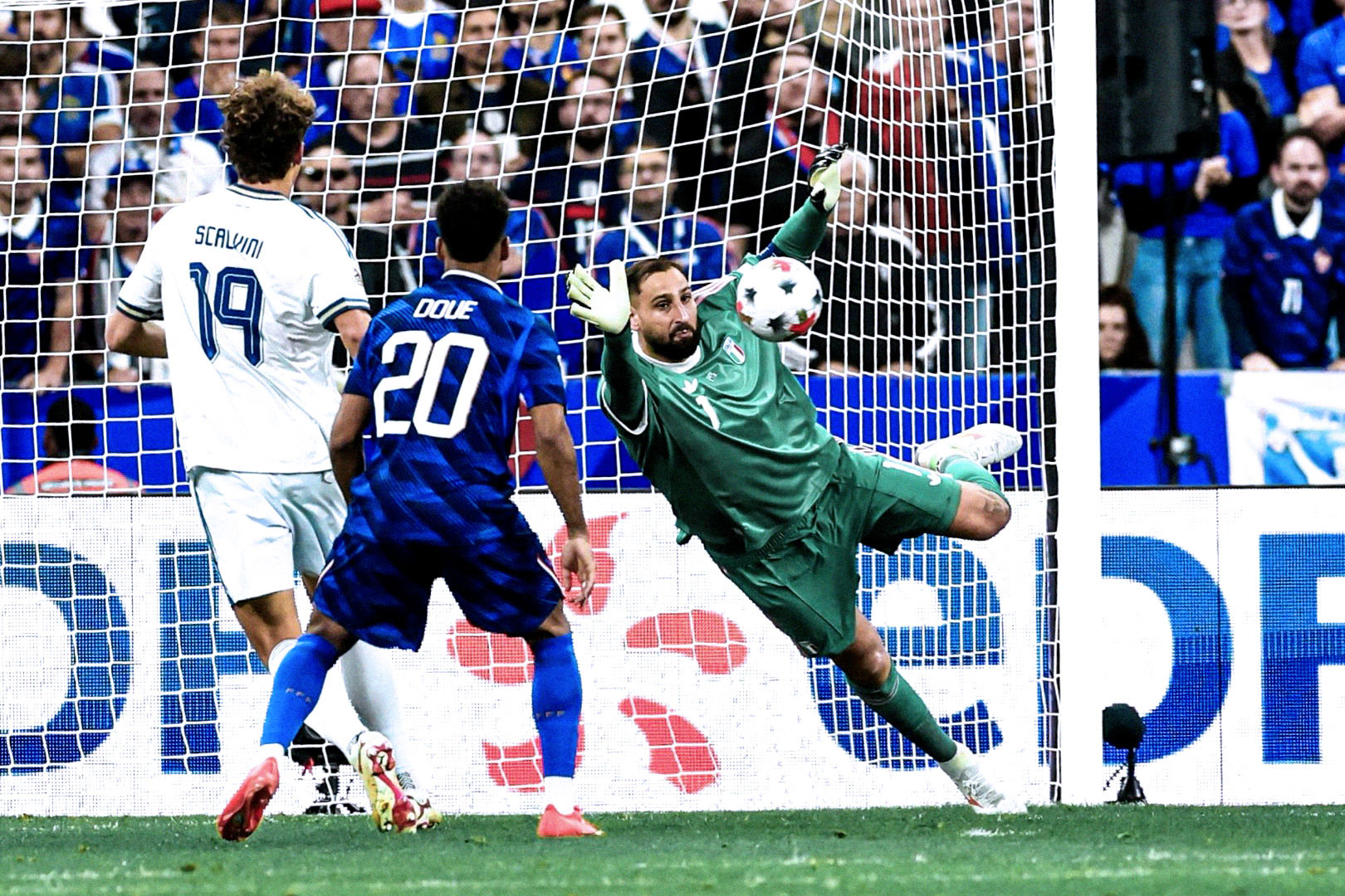 Donnarumma Phap Italia.jpg