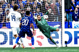 Donnarumma Phap Italia.jpg