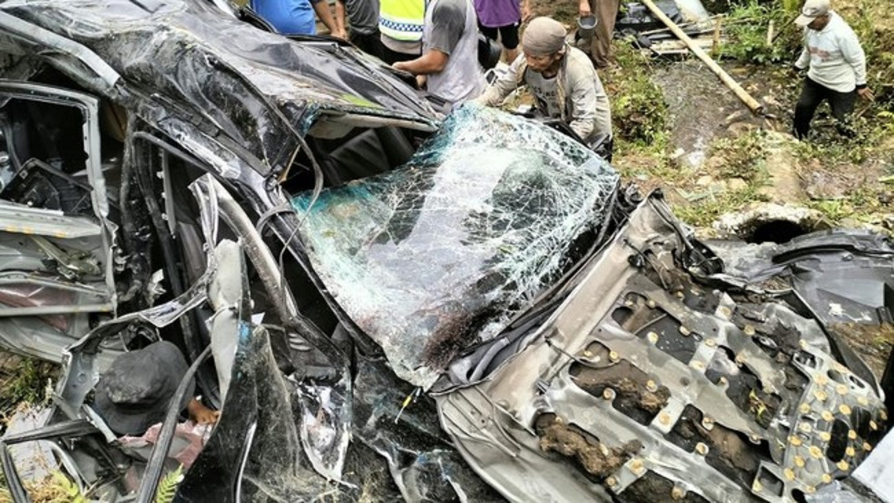 fortuner yang mengalami kecelakaan di jalan desa deles kecamatan bawang kabupaten batang jawa tengah kamis 1102026 1790839270624_169.jpeg