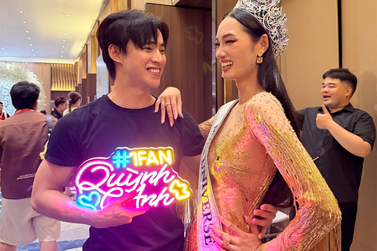 Hoa hậu Quỳnh Anh tình tứ với bạn trai mỹ nam, MC Mai Ngọc nói về 'cuộc đời rực rỡ'