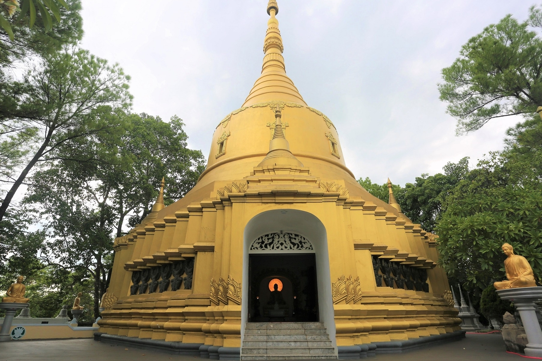 Ngôi chùa gây ấn tượng với bảo tháp vàng ở Huế, có tượng Phật đứng, Phật nằm