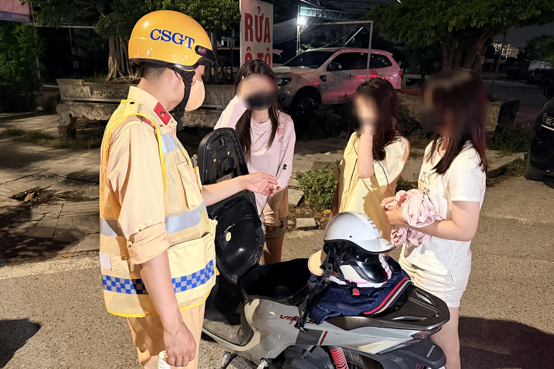 Nữ sinh lớp 12 chở 'kẹp 3', mang theo 6 mũ bảo hiểm nhưng không đội