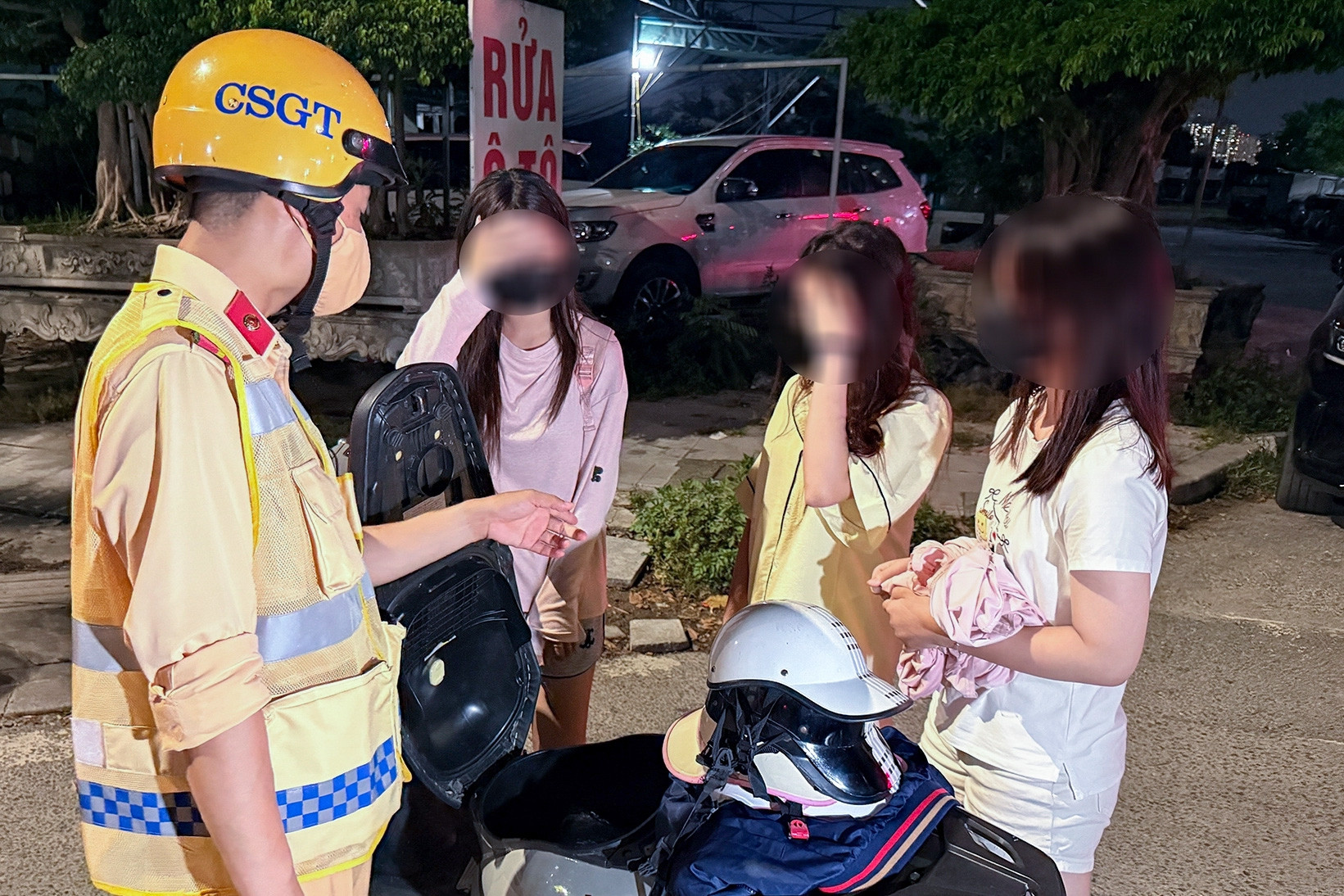 Nữ sinh lớp 12 chở 'kẹp 3', mang theo 6 mũ bảo hiểm nhưng không đội