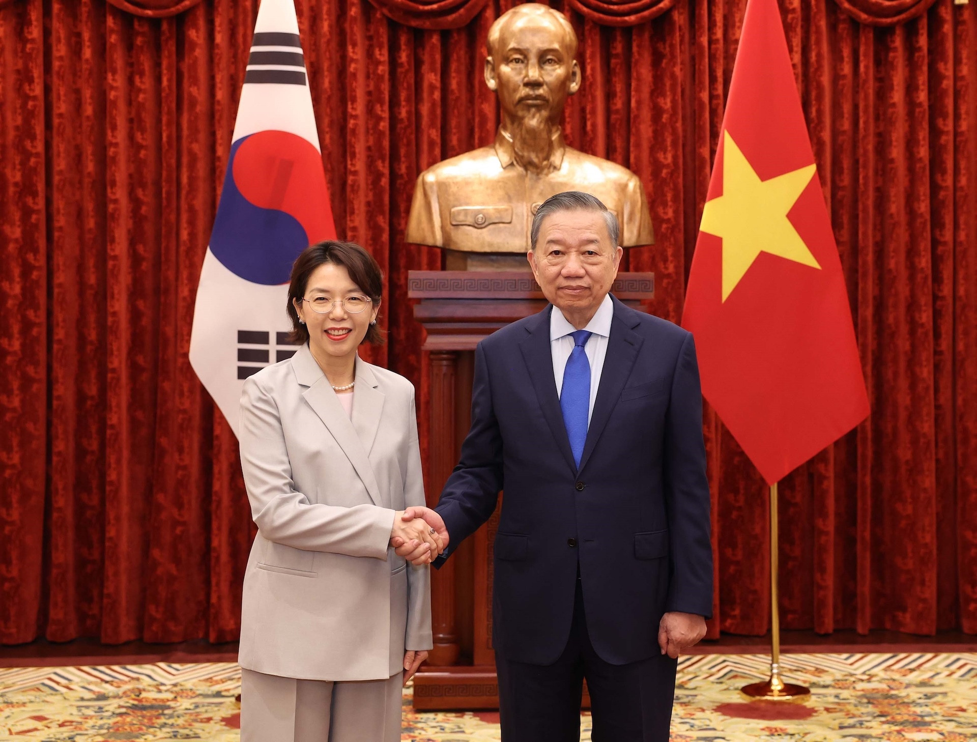 vna_potal_tong_bi_thu_chu_tich_nuoc_to_lam_tiep_dai_su_cac_nuoc_trinh_quoc_thu_9064907.jpg
