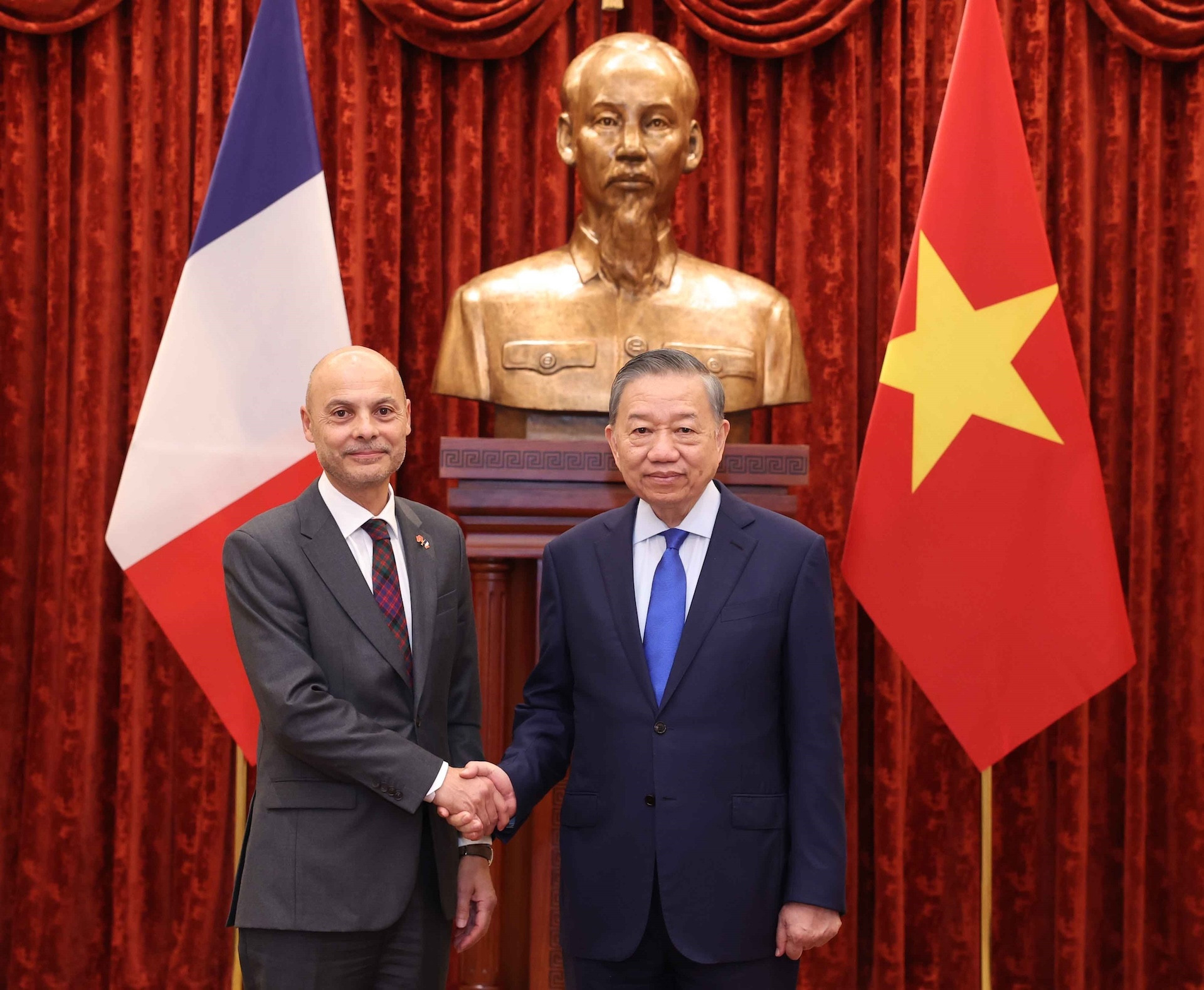 vna_potal_tong_bi_thu_chu_tich_nuoc_to_lam_tiep_dai_su_cac_nuoc_trinh_quoc_thu_9064945.jpg