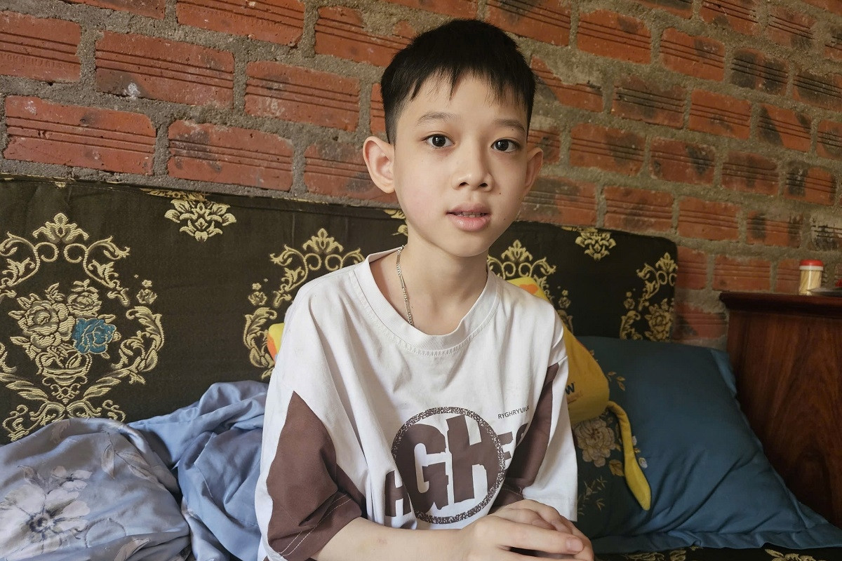 8 năm đưa con trai đi chữa ung thư máu, vợ chồng nghèo hết cách tính bán nhà