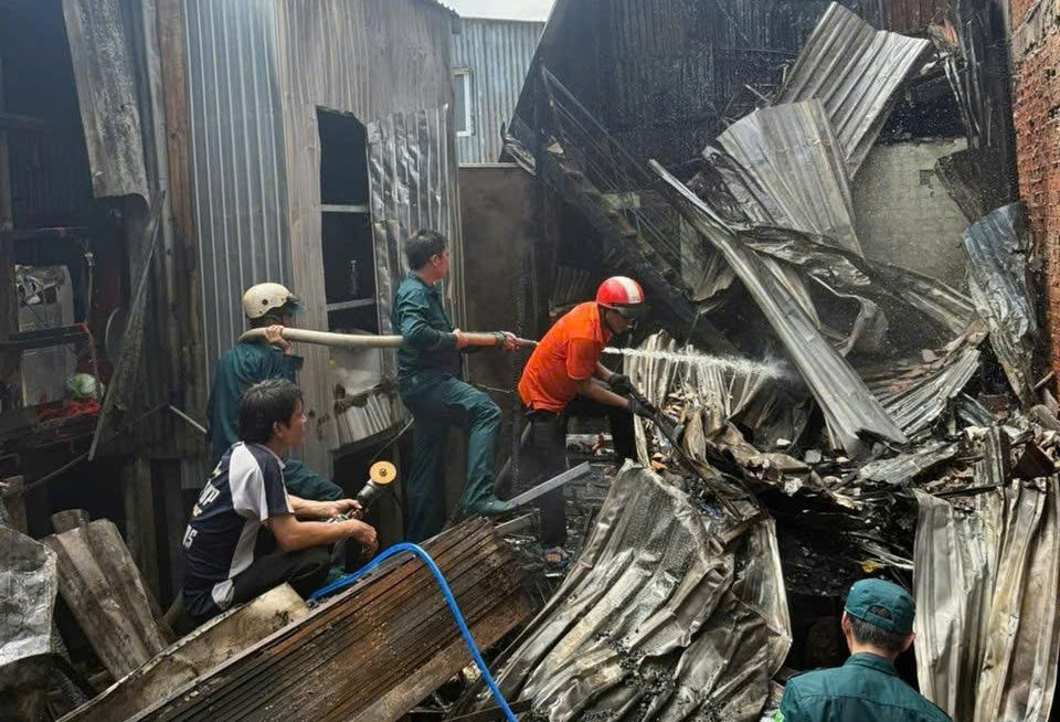 Bình gas phát nổ giữa hỏa hoạn, 6 căn nhà bị cháy
