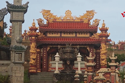 Cận cảnh nghĩa trang có nhiều lăng mộ bề thế ở Huế trước ngày đóng cửa