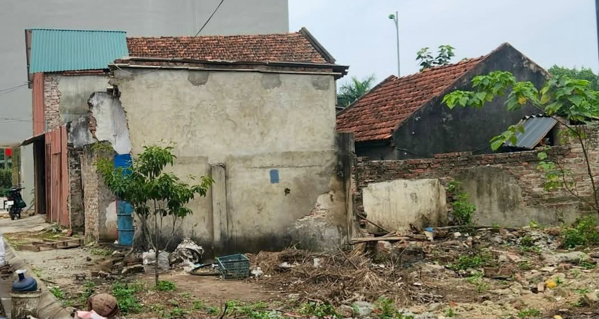 Đất ở và đất lấn chiếm trên cùng thửa: Có buộc tách thành 2 thửa khi làm sổ đỏ?