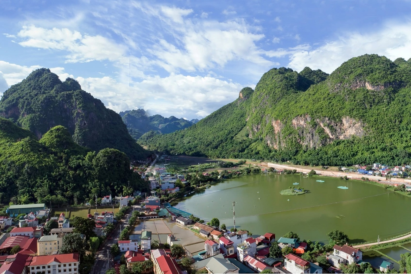 Người Thái trắng vượt gần 100km bốc mộ tổ tiên, giữ tín ngưỡng nơi tái định cư