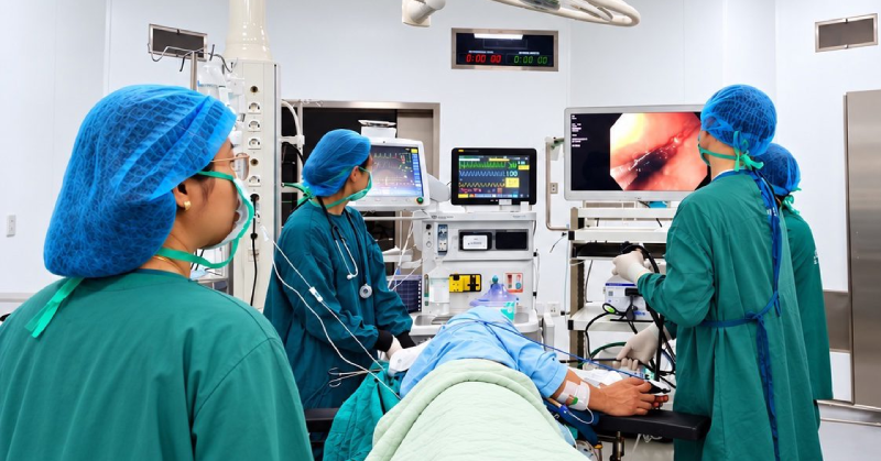 Nuốt phải dao lam khi ăn mì tôm buổi sáng