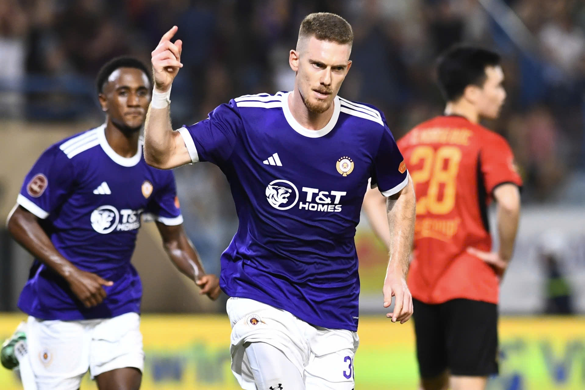Thắng ngược Ninh Bình, Hà Nội FC trở lại cuộc đua vô địch V-League