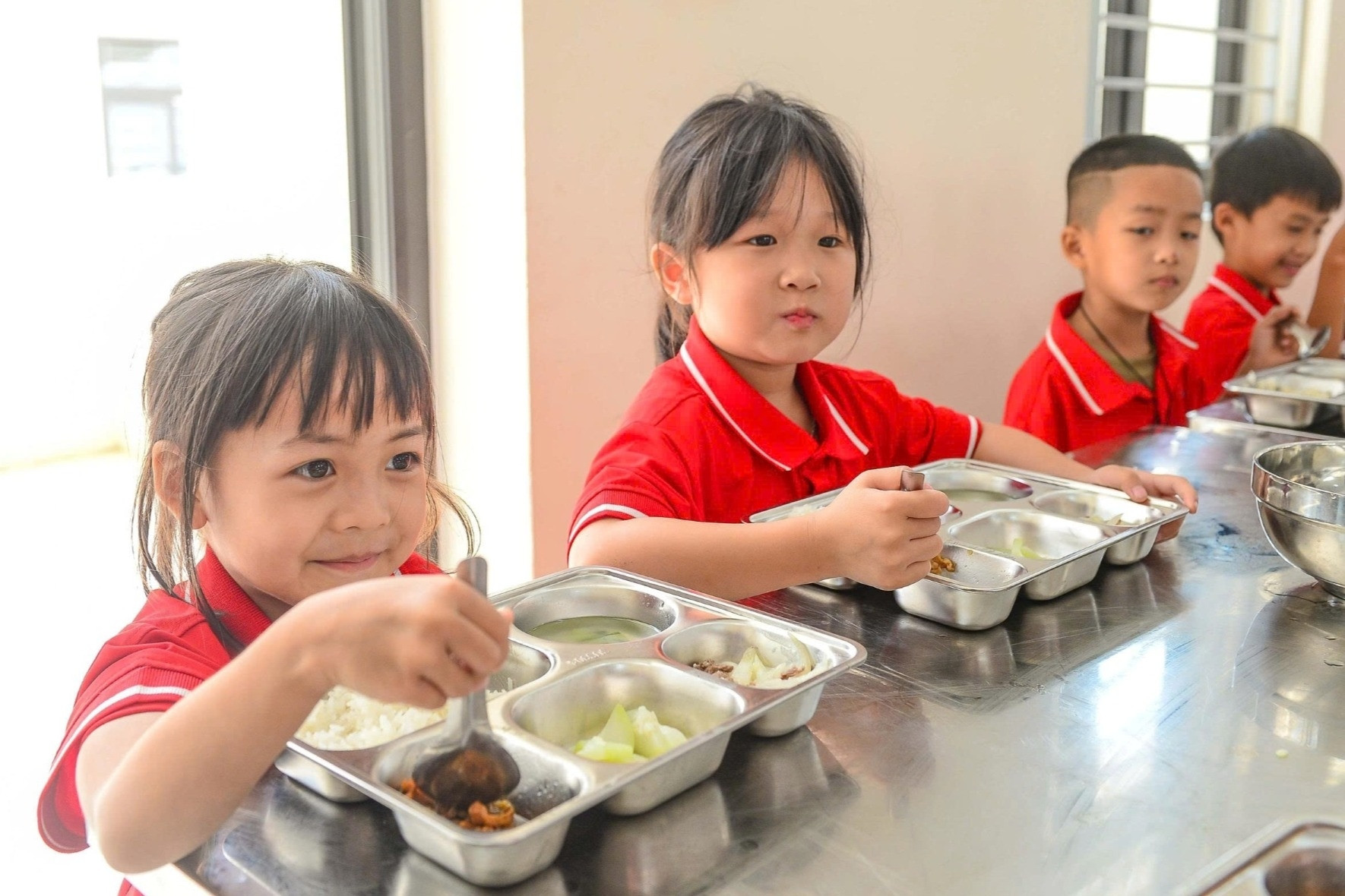 Trường vùng biên Thanh Hóa thuê đầu bếp nhà hàng về nấu ăn cho học sinh